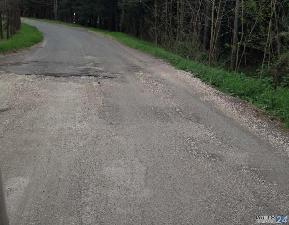 Strada che collega <br>Cimina a Canepinese,<br> tappate le buche