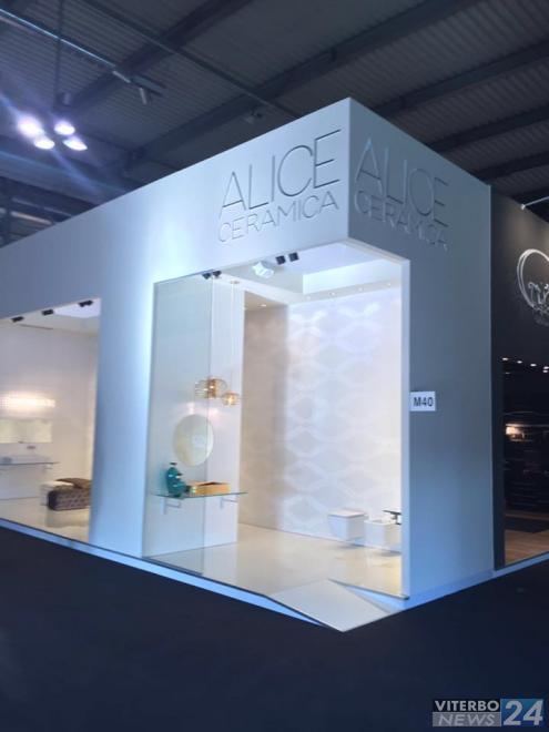 Ceramiche Civita Castellana Perazzoni.Roberta Perazzoni Alla Fiera Del Mobile Stand Promoter Di Alice Ceramica